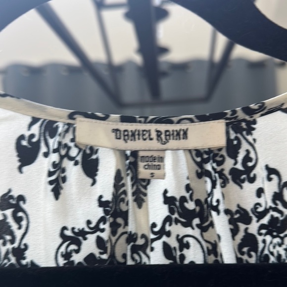 Daniel Rainn Black and White Damask Blouse - flaw - Picture 2 of 4
